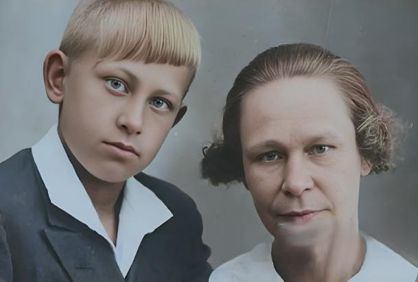 Маленький Женя с мамой