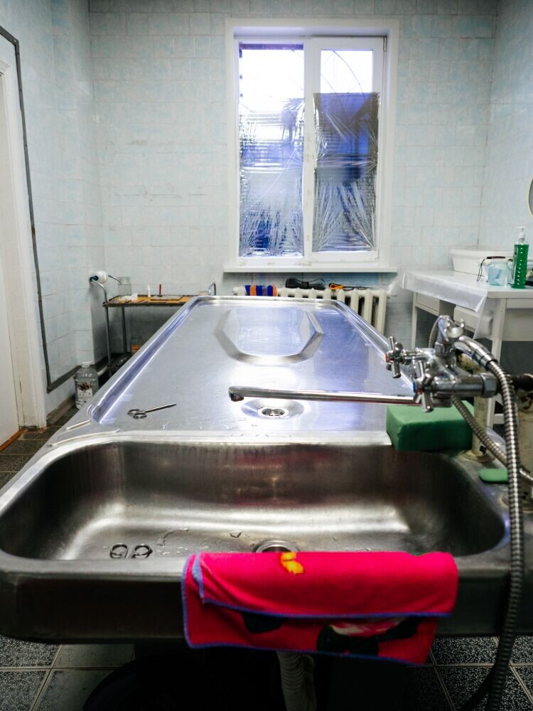 Секционный стол из нержавеющей стали занимает центральное место в морге. Именно здесь проводится процедура вскрытия и бальзамация тела.