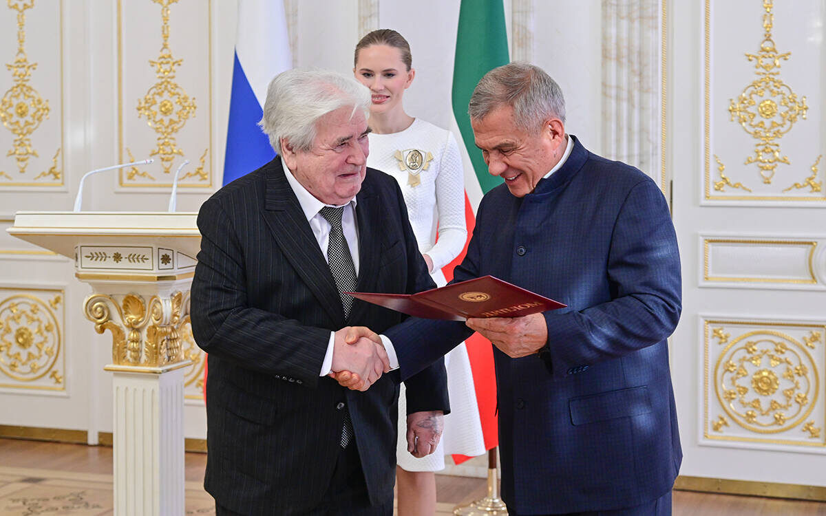 Марсель Бакиров награжден за цикл работ «Опыт комплексных исследований этногенеза и этнокультурного наследия тюрко-татарского мира»Фото: rais.tatarstan.ru