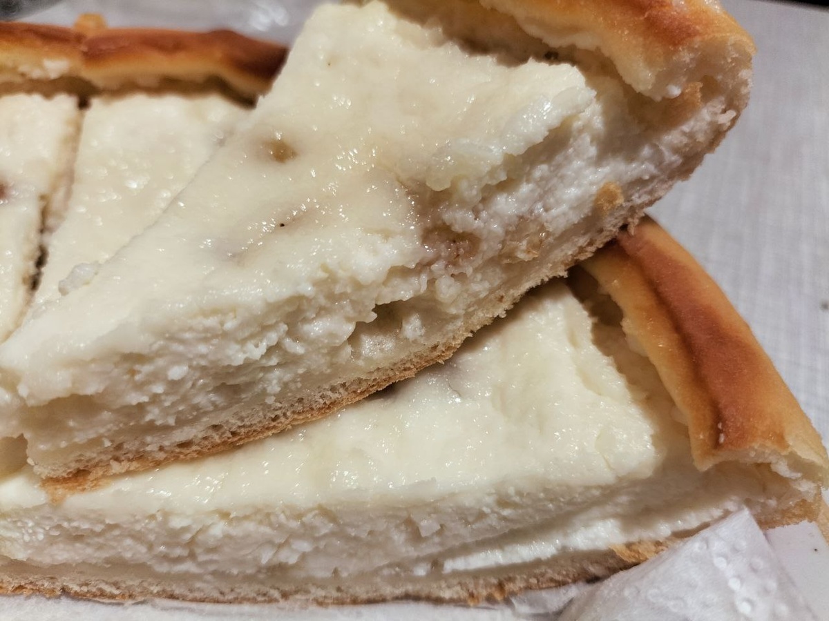 Видно, как много творожной начинки в ватрушке. Тесто хорошо пропеклось.