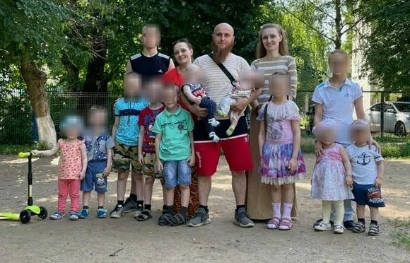 Многоженец Сухов с детьми / ria.ru