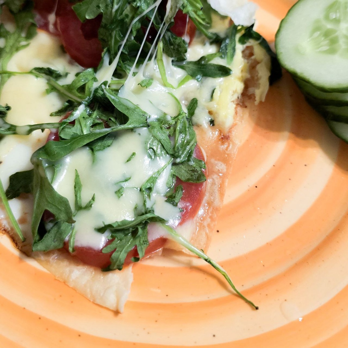 Это было на завтрак и тоже самое на обед. На лаваше пожарила яйцо (масло гхи 5 гр.) помидор, руккола, сыр 20гр. Это было ппц как вкусно. 