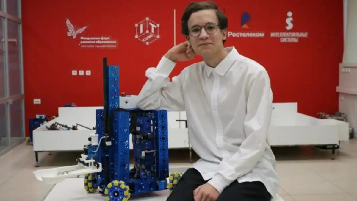 Липецкий школьник разработал нового умного «Агробота»Фото: lipetsktime.ru / ТРК «Липецкое время»Липецкий школьник разработал нового умного «Агробота» Липецкий школьник и воспитанник Центра цифрового образования детей «IT-куб» Кирилл Кораблин разработал нового умного «Агробота». О перспективной новинке от молодого ученого из Липецкой области рассказали на сайте ТРК «Липецкое время», приурочив презентацию агрегата ко Дню детских изобретений, который традиционно отмечается 17 января.

По информации издания, роботизированная платформа от липецкого школьника способна заменить человеческий труд в выращивании сельхозкультур. Также благодаря компьютерному зрению ИИ робот-помощник может оценить качество урожая и степень зрелости, разработка сама решает, пора ли собирать плоды или оставить их на ветке. Конструкция «Агробота» включает в себя специальный микрокомпьютер, датчик для определения расстояния до объекта, мотор для передвижения и камеру для 3D-съёмки.

Кстати, это не единственная интересная разработка от липецких школьников, уже другой ученик Давид Баберян разработал умную систему экологического мониторинга в Липецке и области. Данная система может определять уровень загрязнённости воздуха везде, где есть покрытие GSM. Более подробно обо всех разработках можно почитать на сайте первоисточника по ссылке.

Липецкий школьник изобрел агробота: воспитанник Центра цифрового образования детей «IT-куб» построил робота-растениеводаФото: telegram-канал Правительства Липецкой областиЛипецкий школьник изобрел агробота: воспитанник Центра цифрового образования детей «IT-куб» построил робота-растениевода