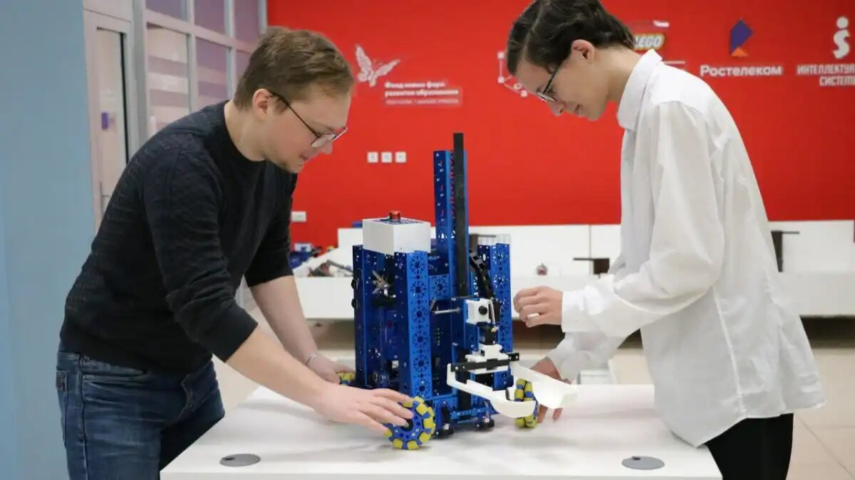 Фото: telegram-канал Правительства Липецкой области
Липецкий школьник изобрел агробота: воспитанник Центра цифрового образования детей «IT-куб» построил робота-растениевода