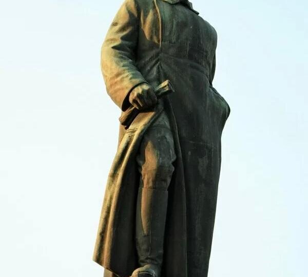 ДЗЕРЖИНСКИЙ, КОТОРОМУ ПОЛОЖЕНО БЫТЬ НА СВОЁМ МЕСТЕ