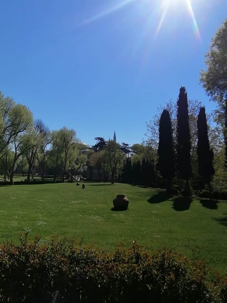 Дворец Топкапы. Зеленые лужайки по всей территории