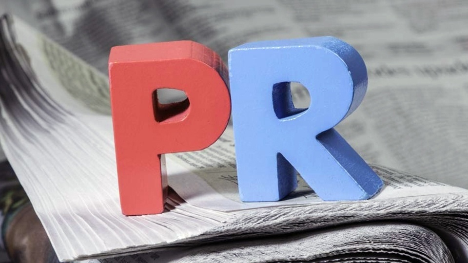 Незначительные информационные поводы 
Важные в масштабах компании события могут быть незначительными с точки зрения журналистов. Однако PR-специалисты, нередко под давлением руководителей, делают по всем СМИ очередную массовую рассылку про стенд на очередной выставке или несущественное обновление продукта. Пара-тройка проходных релизов — и письма от компании систематически отправляются в папку «спам».

Решение проблемы

PR-специалист должен хорошо ориентироваться в своем бизнес-направлении, чтобы понимать, какие новости имеют вес в масштабах отрасли и страны. Зная интересы отраслевых СМИ и профильных журналистов, можно подчеркнуть в событии важную или выгодную именно для них информацию. В таком случае само событие уйдет на второй план. Чаще всего внимание привлекают новости с цифрами (деньгами или аналитикой), сделки с ключевыми игроками рынка, парадоксальные высказывания спикеров, научные открытия, рекорды, вывод эксклюзивных продуктов, решение общественных проблем с помощью них. Иногда, если в компании не происходит ничего интересного, или не получается нащупать медийный угол зрения, то лучше промолчать или рассмотреть другие форматы коммуникации.

Вера в пресс-релизы

PR-служба рассылает только пресс-релизы, игнорируя другие форматы появления в СМИ.

Решение проблемы

Делая контент разным, компания предстает перед аудиторией «человечной», а перед журналистами и блогерами — гибкой и интересной.

Например, в профильные СМИ и блоги можно предложить экспертные колонки или интервью руководителя как реакцию на повестку индустрии. Более короткая форма — комментарий спикера. Однако PR-специалисту необходимо приложить все усилия, чтобы получить его в течение нескольких часов после запроса, иначе журналист уйдет к более расторопным коллегам. А «простывшее» сообщение не опубликуют.