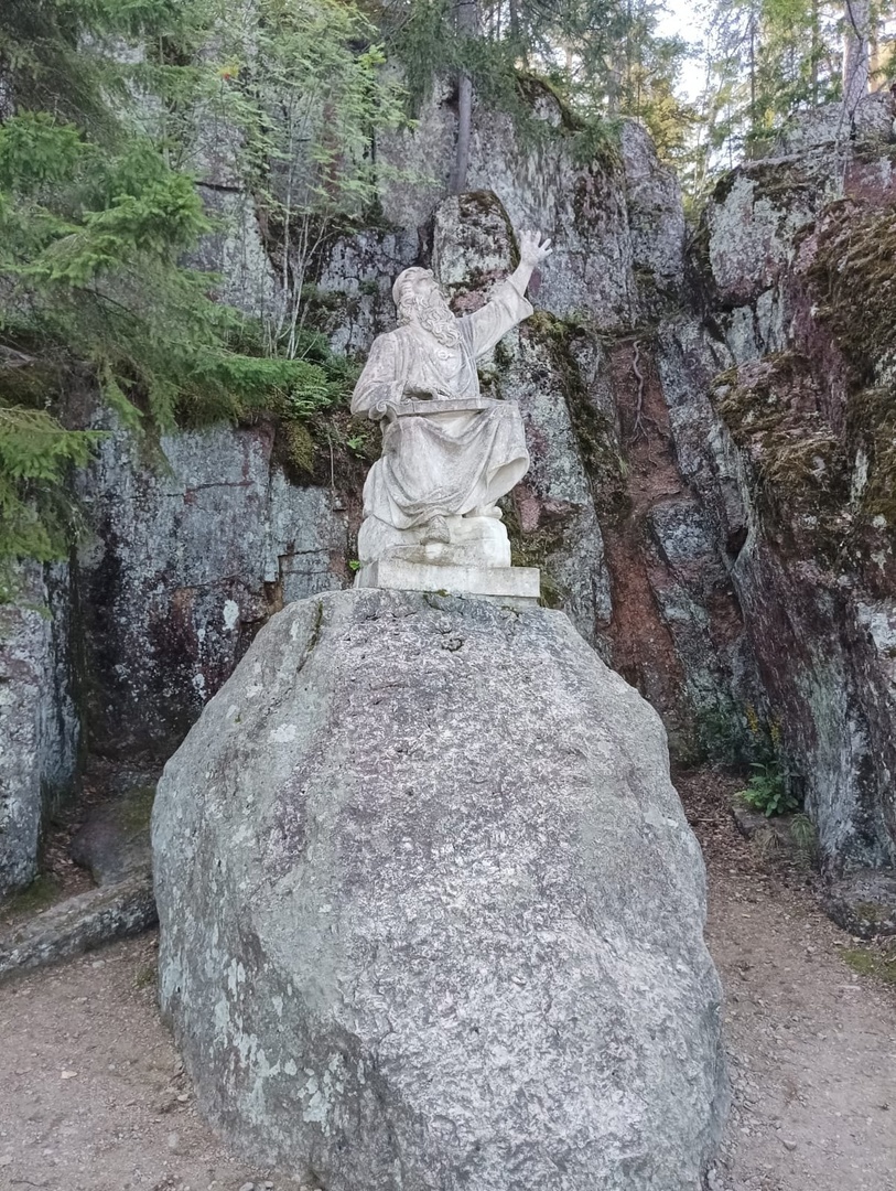 Средь сосен мачтовых, где высится седой валун,
Нас встретит песней Кантеле герой карельских рун.