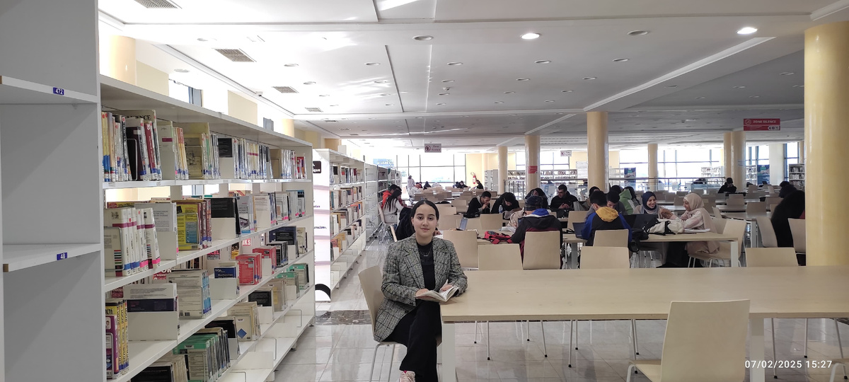 Фото из личного архива гостьи. Большой и светлый зал библиотеки