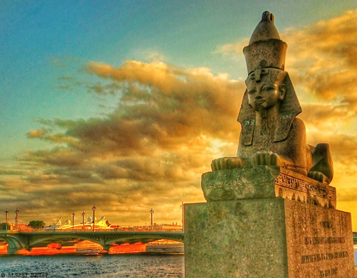  В зеркало смотрим не только мы. Оттуда смотрят на нас. 

 