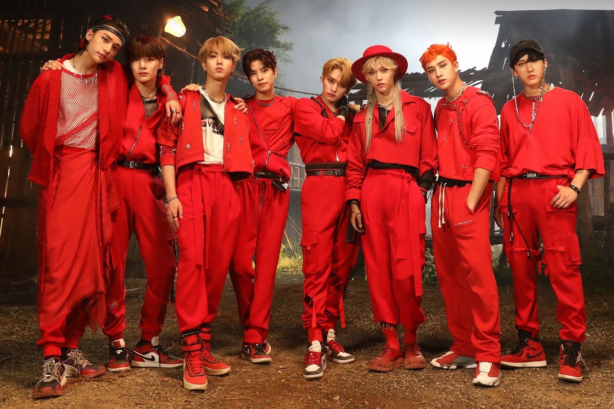     Клип на трек Thunderous группы Stray Kids преодолел отметку в 400 миллионов просмотров