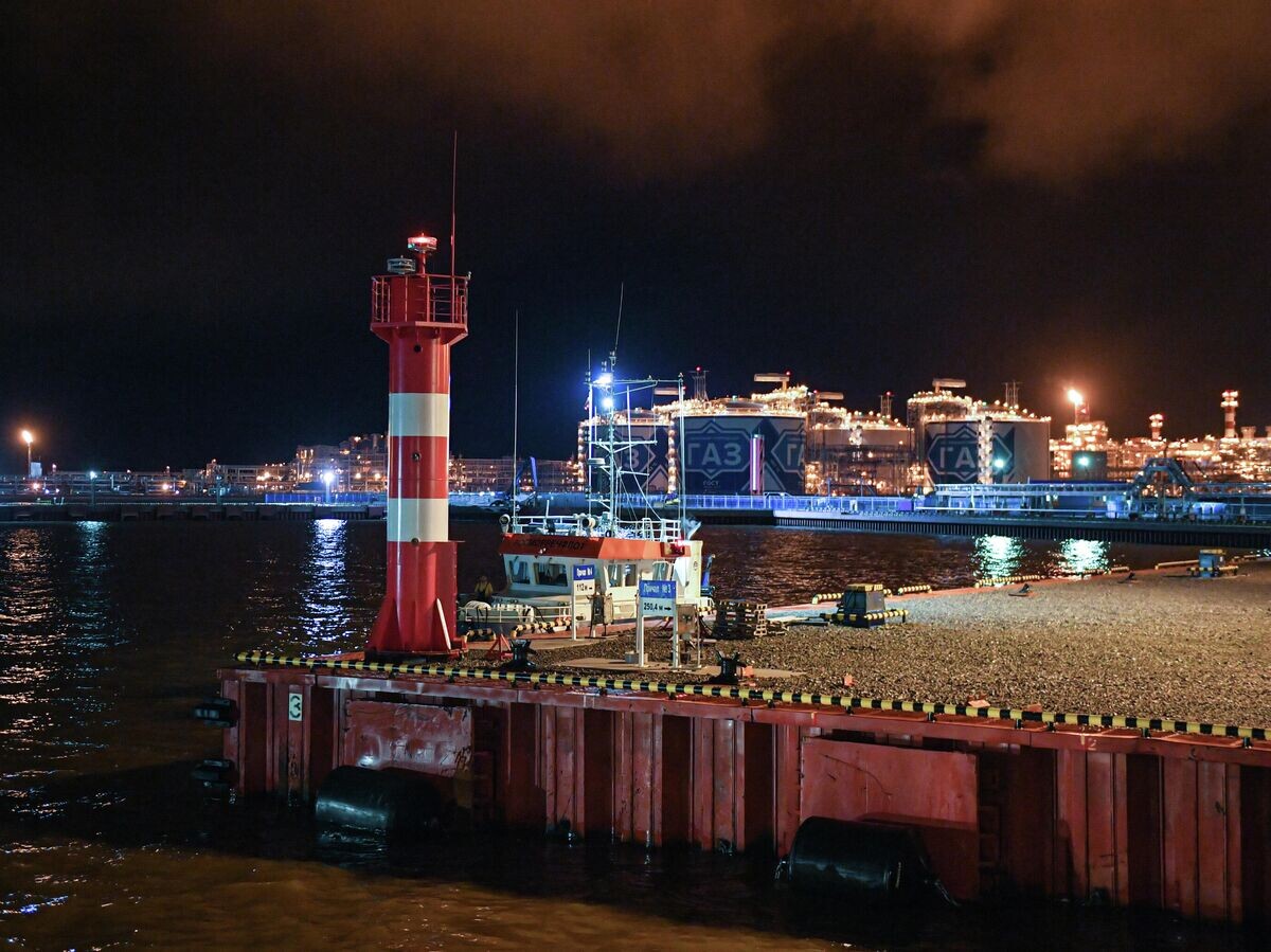    Завод по производству сжиженного природного газа "Ямал СПГ" в морском порту Саббета© РИА Новости / Владимир Песня