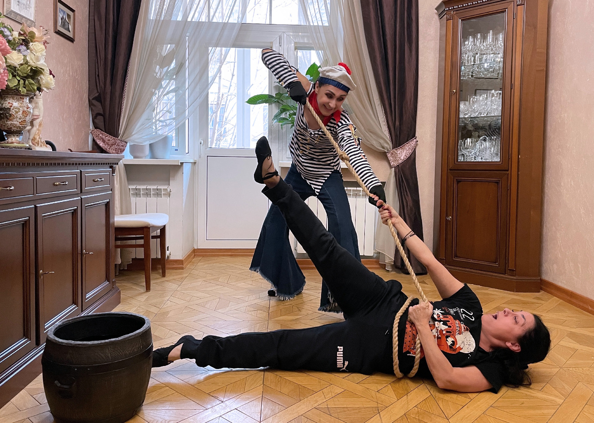 Хореограф (Elena Morena) и исполнитель (Qvarta Roma) танца "Эй, моряк!" после премьерного показа. 7 февраля 2025.