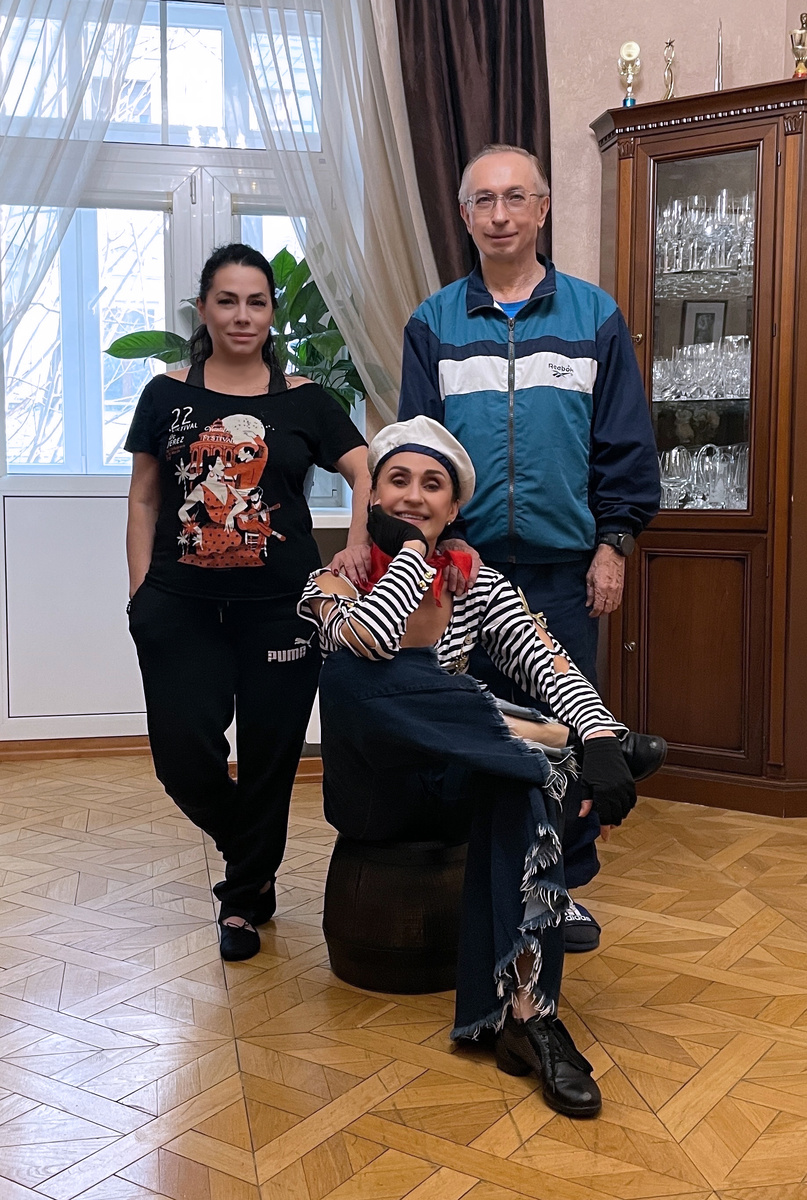 Хореограф (Elena Morena) и исполнитель (Qvarta Roma) танца "Эй, моряк!" с верным поклонником (Юрием Хохловым) после премьерного показа. 7 февраля 2025.