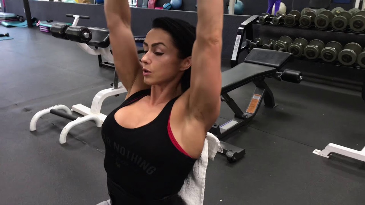 Жим гантелей сидя: техника, ошибки и секреты эффективной тренировки плеч