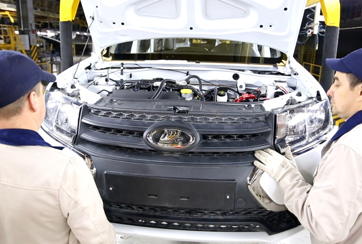 Статистику производства транспортных средств опубликовал Росстат. Отмечается, что декабрьский результат по выпуску легковых автомобилей вошел в тройку лучших по итогам года наряду с октябрем и ноябрем, в течение которых в стране выпустили 91,2 тысячи и 80,4 тысячи легковых машин соответственно. Также в декабре российские заводы произвели 17,1 тысячи грузовиков, и по этому показателю зафиксировано падение — на 2,7 процента в годовом сравнении и на 1,6 процента по отношению к ноябрю 2024-го.