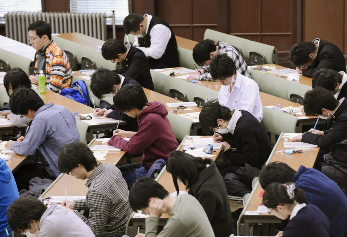 В Японии если у тебя нет места учебы, то ты "без хозяина" считаешься