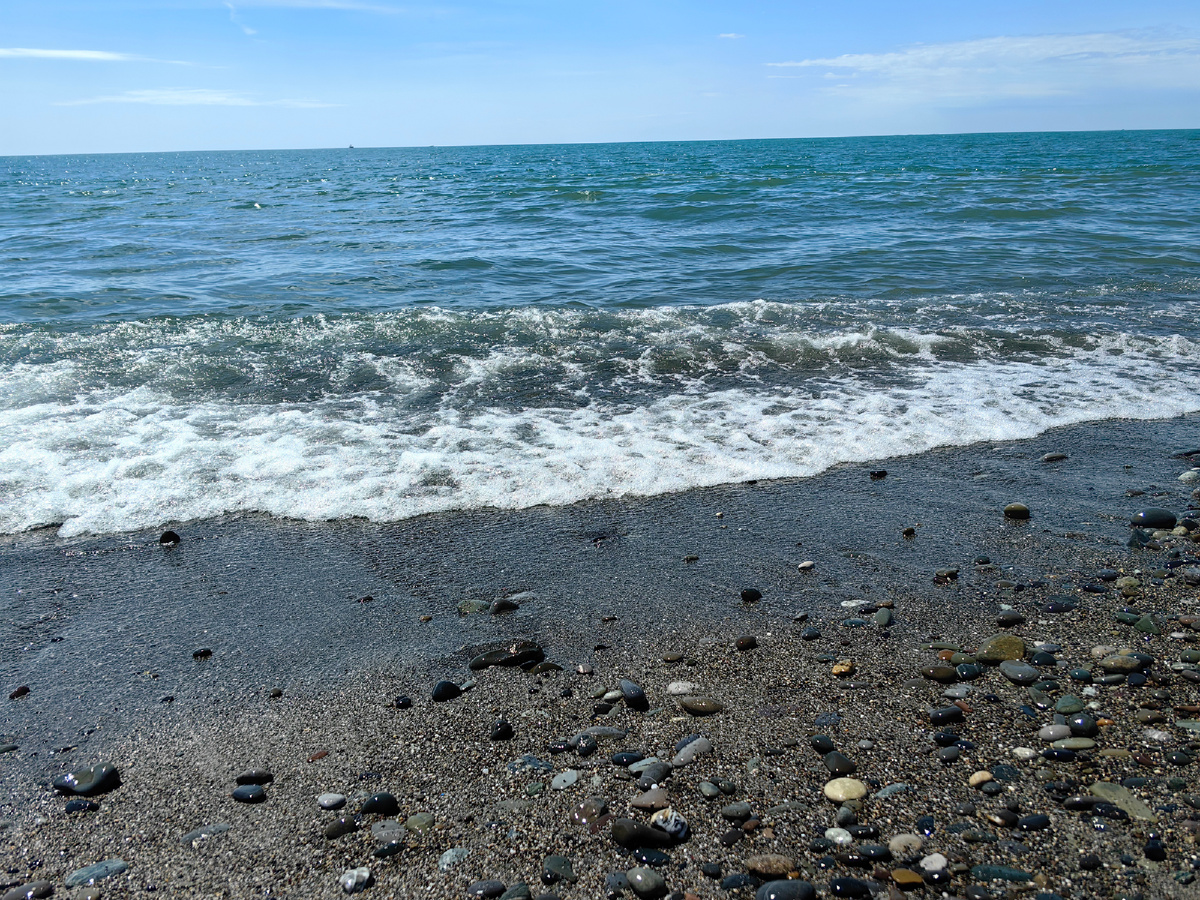 Маленькое и глубокое море одновременно - это своеобразный ковш с малосоленой водой