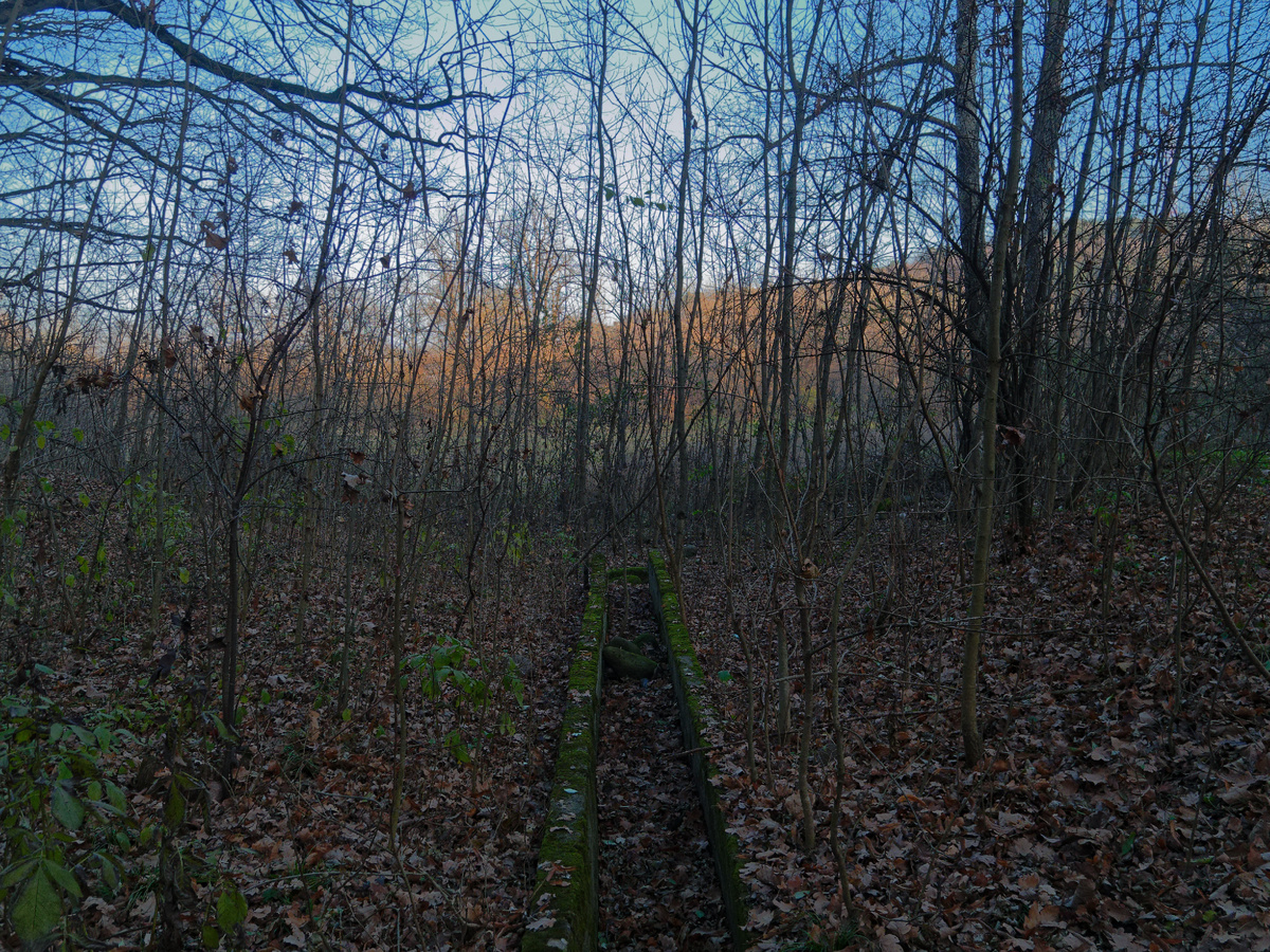 Канал для наполнения озера водой