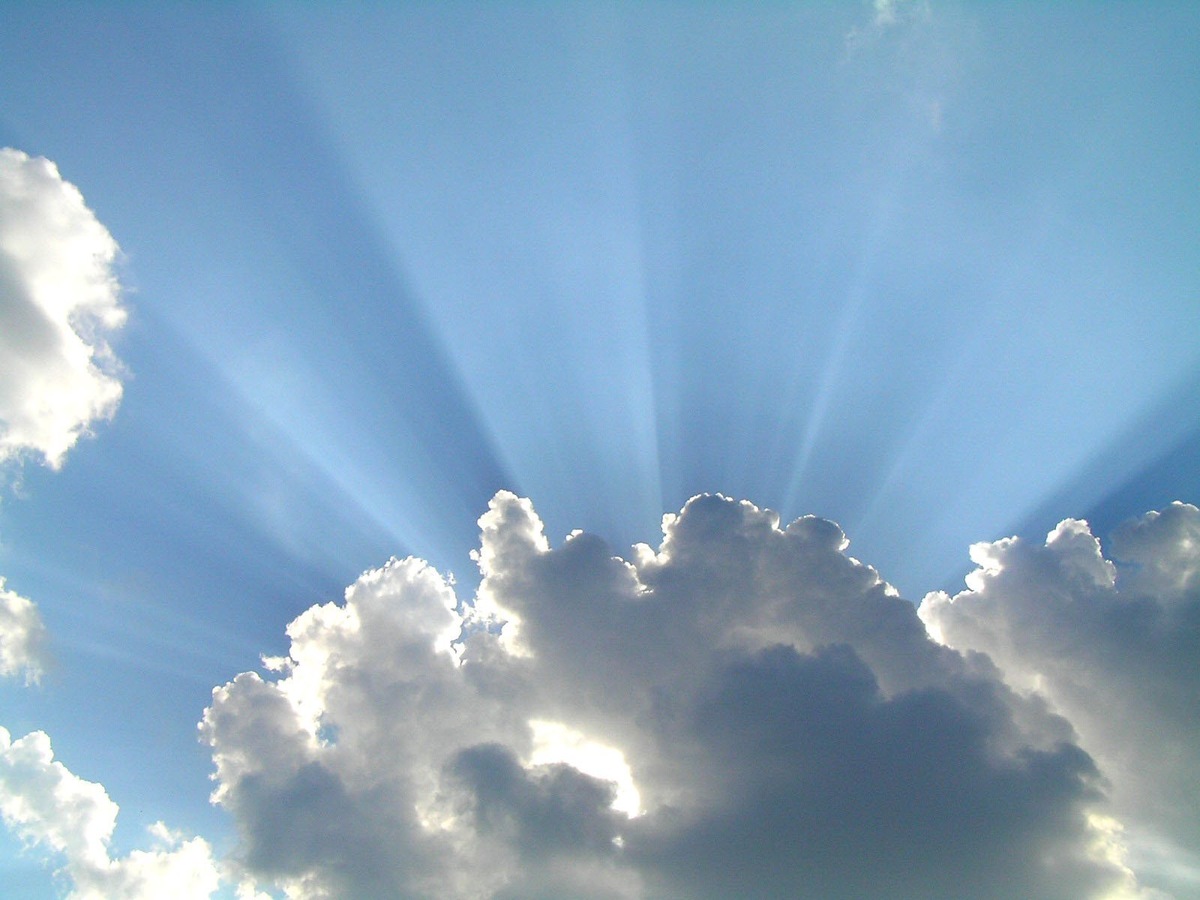 Облака и солнце.