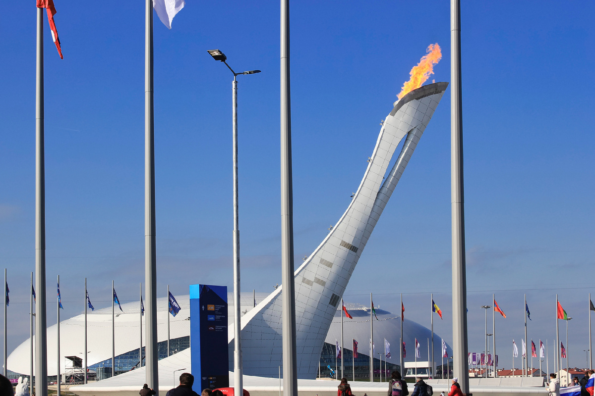 Олимпийский огонь и дворец спорта Большой