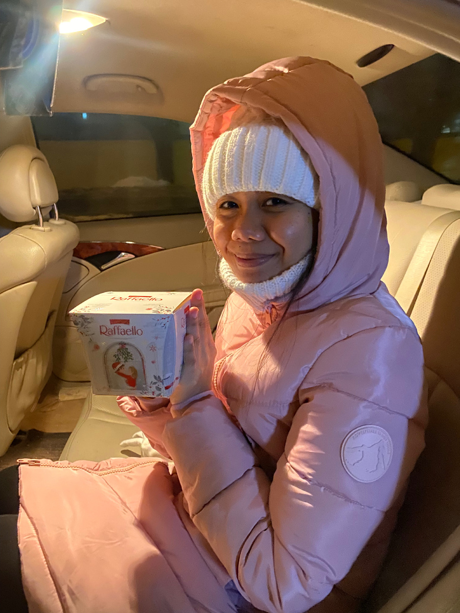 Фото Лили с конфетами.