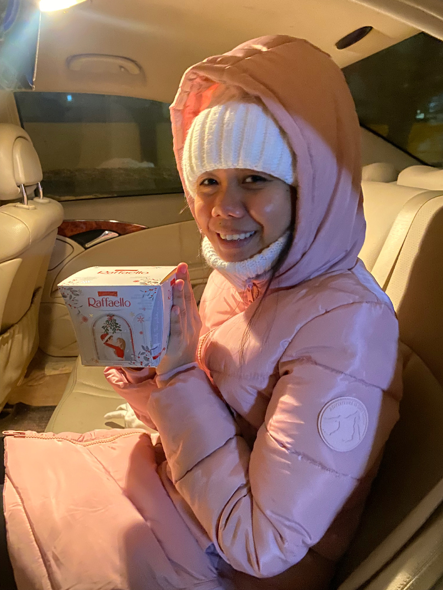 Фото Лили с конфетами.