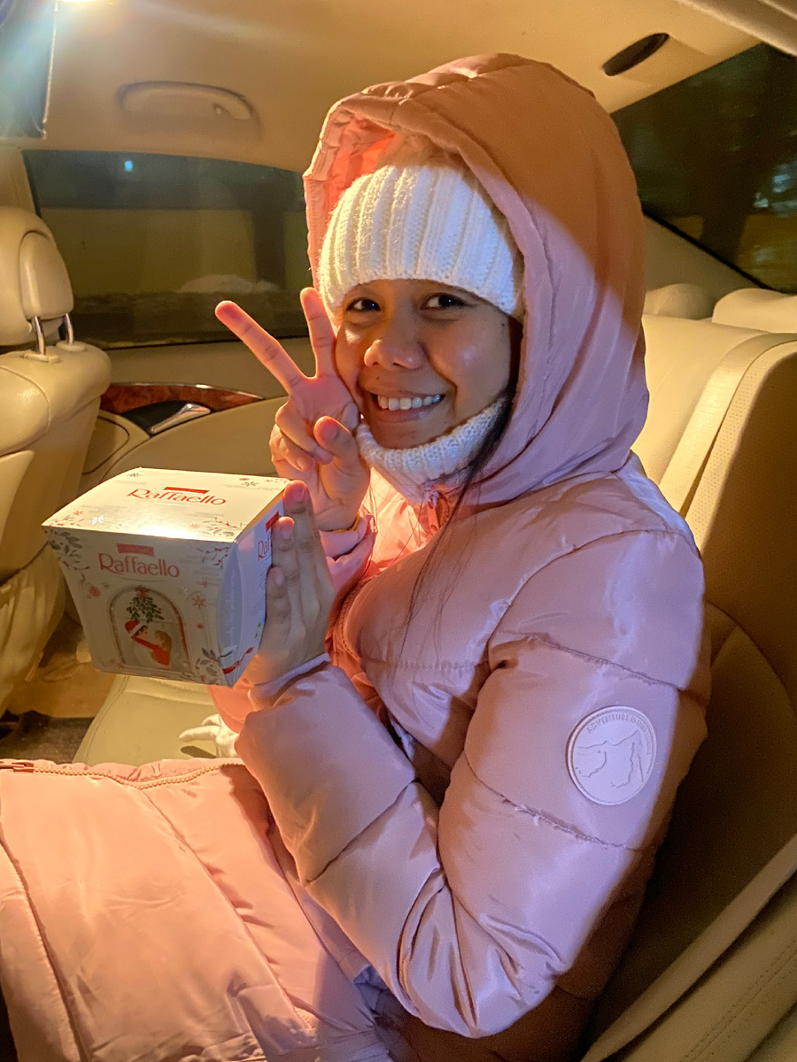 Фото Лили с конфетами.