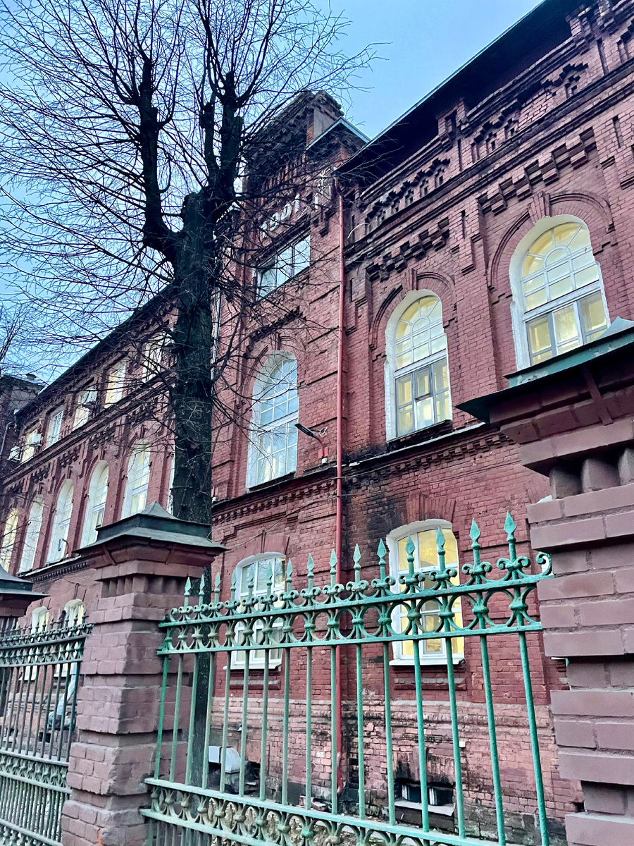 Мое самое любимое-красивое здание города. Это ЯЛВЗ (Ярославский ликеро-водочный завод). Я просто залипаю на это красивое здание 1901 года постройки. 