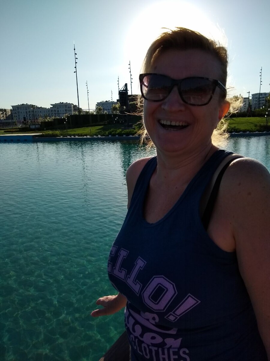 Счастье всегда помогает. Улыбайтесь и всё будет хорошо 