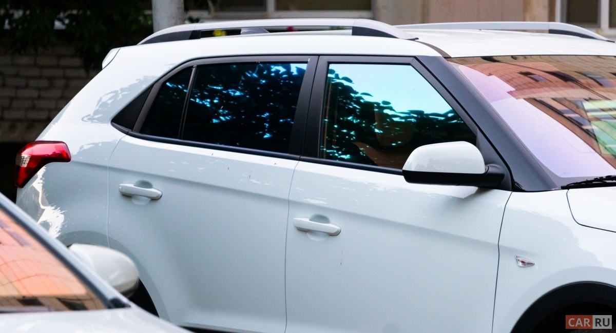 Наказание за тонировку. Действующие нормы устанавливают ответственность за использование тонировки на стеклах автомобиля. Так, за нарушение технического регламента Таможенного союза автовладелец несет наказание в виде штрафа. В документе указано, что лобовое и передние боковые стекла должны пропускать не менее 70% света.

Проект поправок. Министерством внутренних дел был разработан пакет поправок в отношении статьи 12.5 КоАП РФ. Нововведения устанавливают новые меры ответственности за управление автомобилем с тонированными стеклами. Авторы инициативы предлагают убрать из статьи ссылку на требования Техрегламента и использовать утвержденные положения по допуску автомобилей к эксплуатации. Напомним, что в последнем документе установлены аналогичные требования.