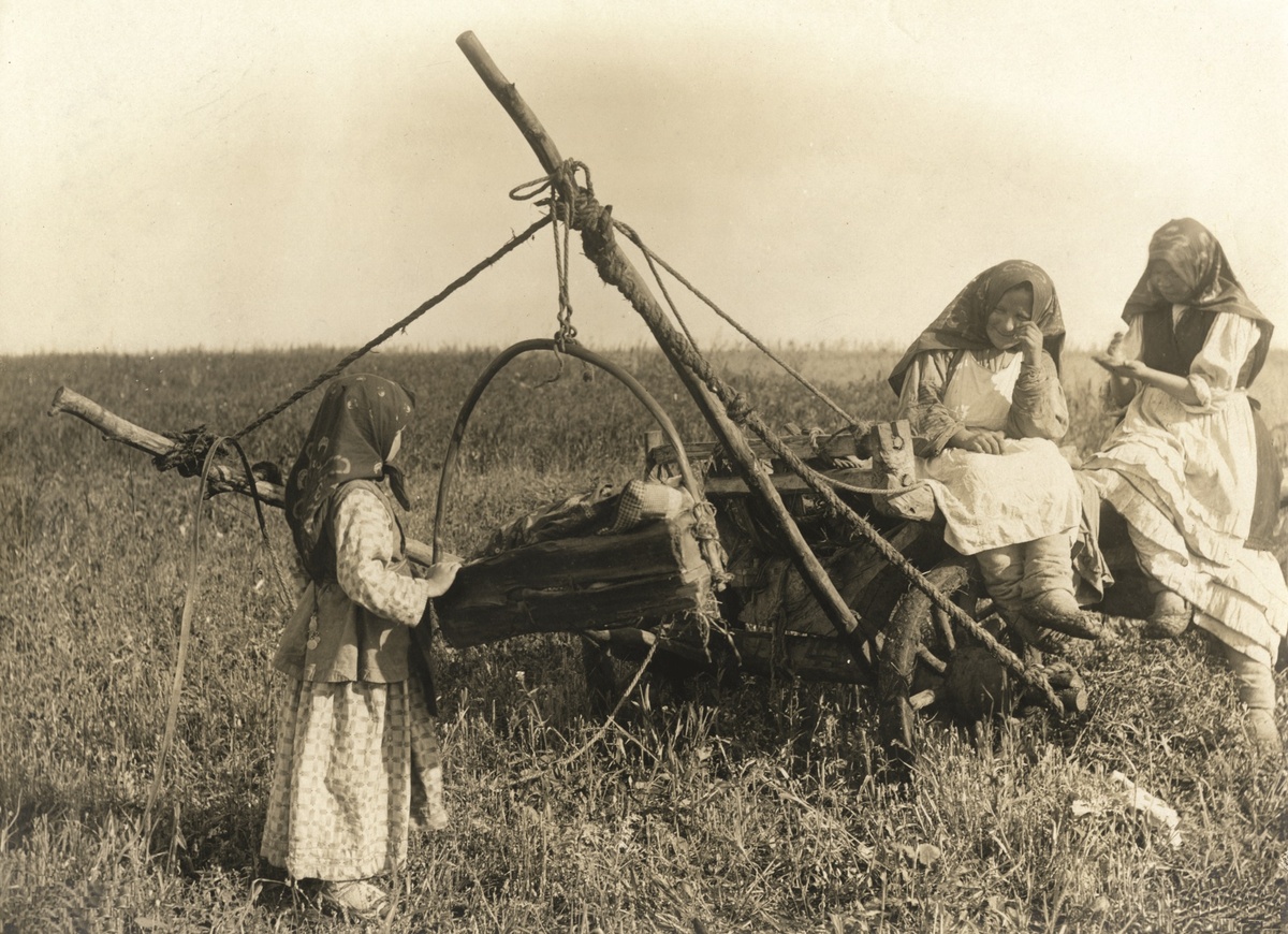 Татарки в поле. Фото М. Круковского. Начало ХХ в.