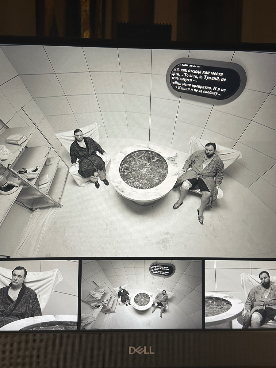 Сцена из спектакля. Фото автора.