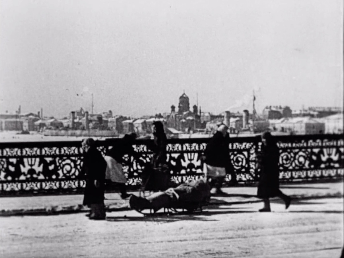 Хроника из фильма "Семнадцать мгновений весны", Ленинград 1942-й год. На Неве стоят корабли БФ. На переднем плане тяжёлые реалии блокадников...