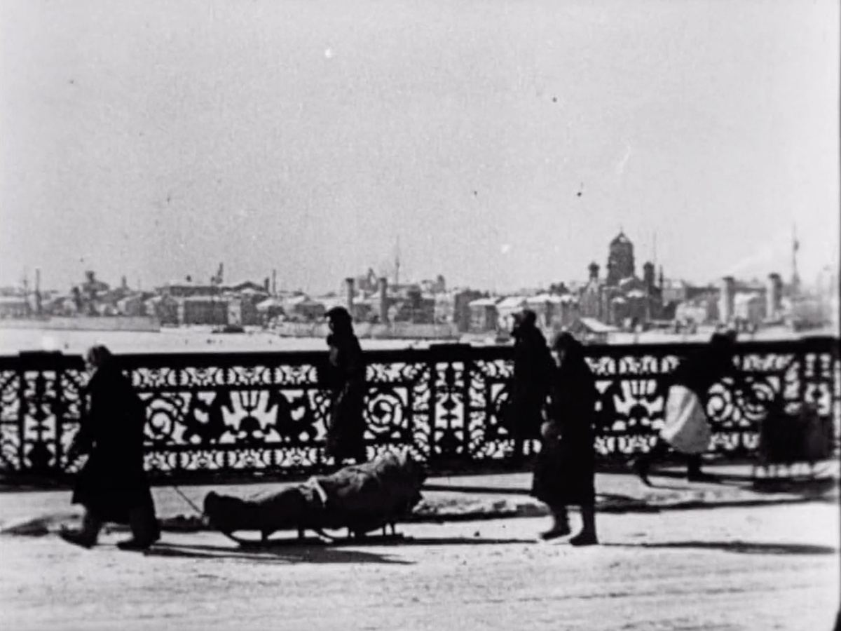 Хроника из фильма "Семнадцать мгновений весны", Ленинград 1942-й год. На Неве стоят корабли БФ. На переднем плане тяжёлые реалии блокадников...