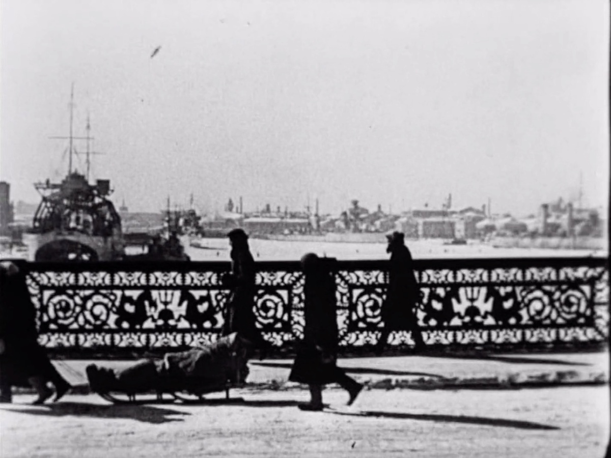 Хроника из фильма "Семнадцать мгновений весны", Ленинград 1942-й год. На Неве стоят корабли БФ. На переднем плане тяжёлые реалии блокадников...