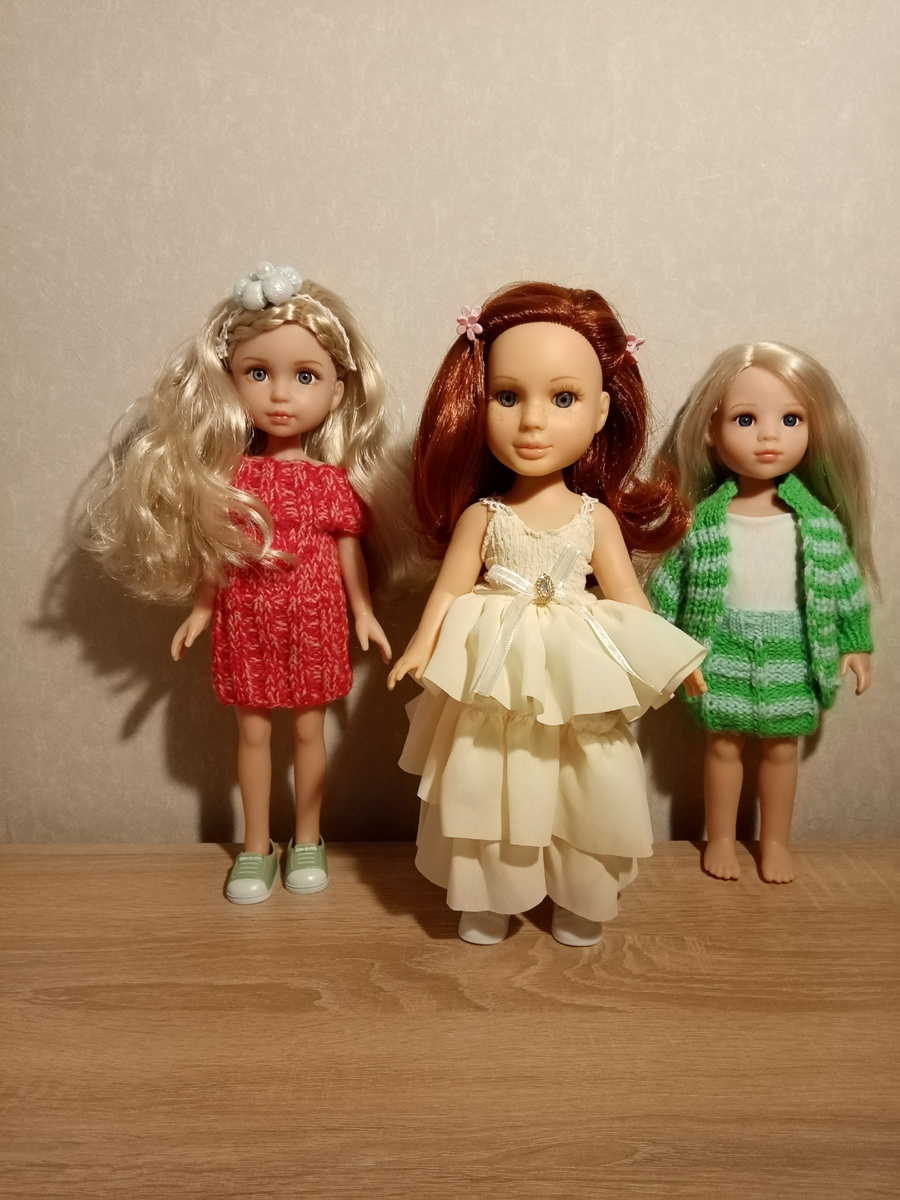 Три сестрички.. Куколки... Арина  рыжуля что по серединке от фабрики "ОГОНЁК".. До сих пор остался легкий запах ванили.. Дурманит меня🤭ее аромат, такая вкусняшка , может быть кто меня читает будет смеятся, ну или хотя бы улыбнется..знайте... Ваша улыбка мне очень приятна🤗