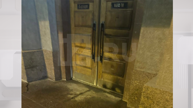    Камеры видеонаблюдения зафиксировали, как неизвестный мужчина подошел к зданию ФСБ и облил двери горючей жидкостью. Кадры сохранились не только на камерах наблюдения — злоумышленник снимал также на свой мобильный.Здание Управления ФСБ по Петербургу. 5-tv.ru