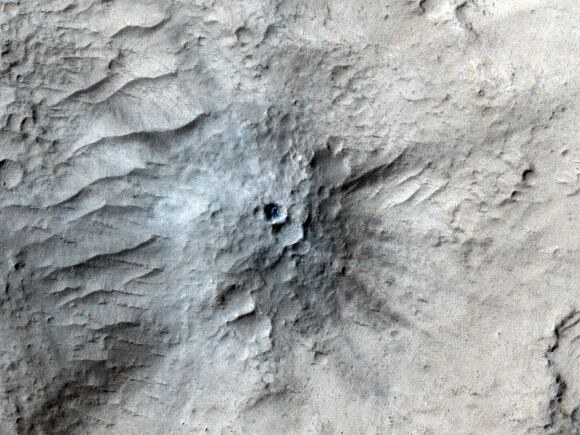 С помощью камеры HiRISE был сделан снимок кратера, образовавшегося в результате недавнего столкновения, в регионе Цербер (Cerberus Fossae), 4 марта 2021 года.