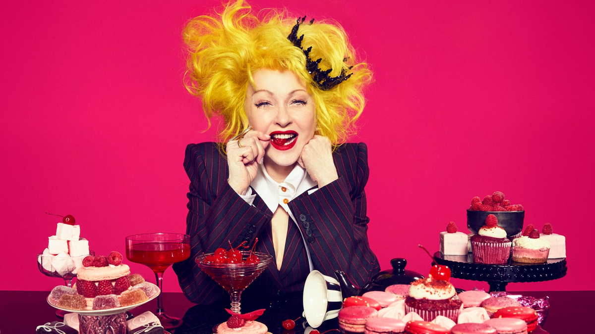 Портрет Синди Лопер. Фото: Софи Холланд для журнала Sunday Times. Волосы: Ютта Вайс, парик от Mane Beauty. Макияж: Nafra Gonzalez Стайлинг: Nikki Fontanella. Рубашка От Vivienne Westwood, Пиджак От Alexander Mcqueen, Коронная Декорация От Стилиста: Anthony Asaro / 11th St Workshop