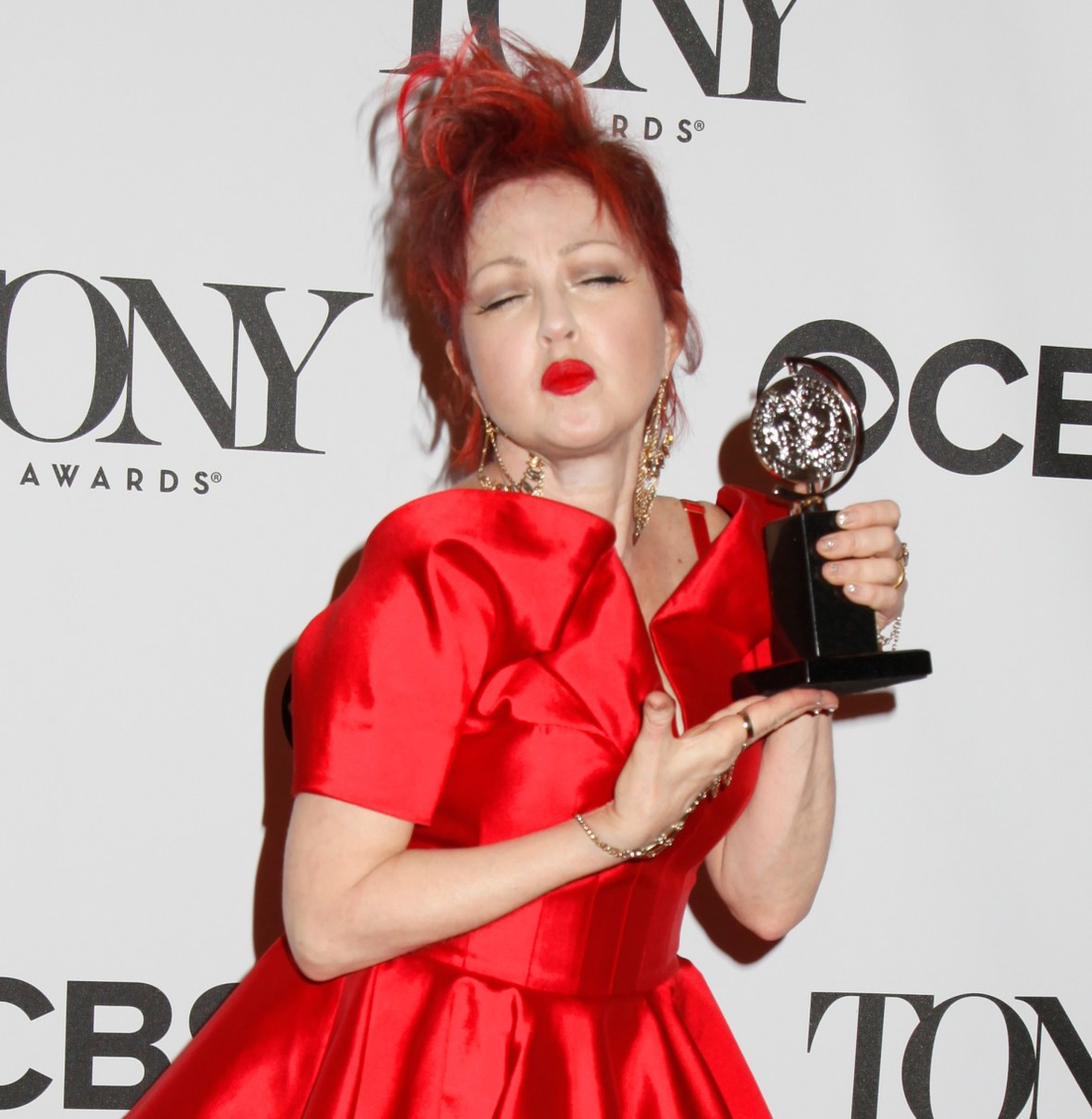 Синди Лопер с премией «Тони». Получение награды за «Kinky Boots», 2013 год. Фото: REX