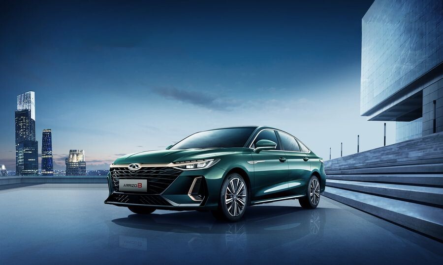 Модульная платформа
Седан Chery ARRIZO 8 D-класса построен на уникальной и передовой модульной платформе M1X. Она стала основой для разработки автомобиля, который отличается не только стильным дизайном, но и передовыми техническими характеристиками.

Одной из ключевых особенностей модульной платформы M1X, на которой базируется Chery ARRIZO 8, является ее гибкость и многофункциональность. Благодаря этому автомобиль обеспечивает высокий уровень комфорта как для водителя, так и для пассажиров.

Интерьер
В салоне Аризо 8 вы сразу почувствуете утонченность и элегантность. Обтекаемые формы, изысканные материалы, приятная ненавязчивая подсветка — все это создано для вашего удовольствия и уюта. Каждая деталь салона продумана до мелочей, чтобы обеспечить вам незабываемый опыт вождения:

Возможность регулировки водительского сиденья в шести направлениях, наличие поясничного упора и функции запоминания настроек делают каждую поездку максимально удобной.
Удлиненная колесная база седана обеспечивает комфортное пространство как для передних, так и для задних пассажиров.
Климат-контроль с двумя зонами и системой фильтрации обеспечивает идеальные условия для каждого пассажира.
Большая цифровая зона управления с двумя 12,3" HD-дисплеями погружает вас в мир современных технологий и комфорта.
Специальный зимний пакет обеспечивает тепло и уют в автомобиле в любую погоду. Обогрев сидений, руля и стекол – все это делает поездки в холодное время года более приятными и безопасными.
Усиленная система шумоизоляции позволяет насладиться путешествием в полной тишине и спокойствии.
Панорамный люк площадью практически 1 квадратный метр создает ощущение свободы и простора в салоне и позволяет взглянуть на привычные маршруты с нового ракурса.