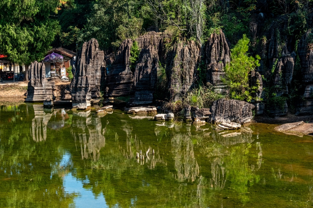 Отражения каменных столбов в воде Тихого Озера