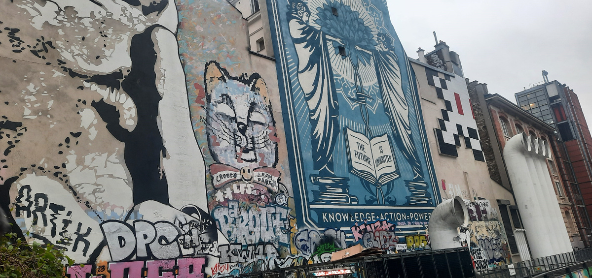 Картины на стенах домов рядом с музеем Помпиду