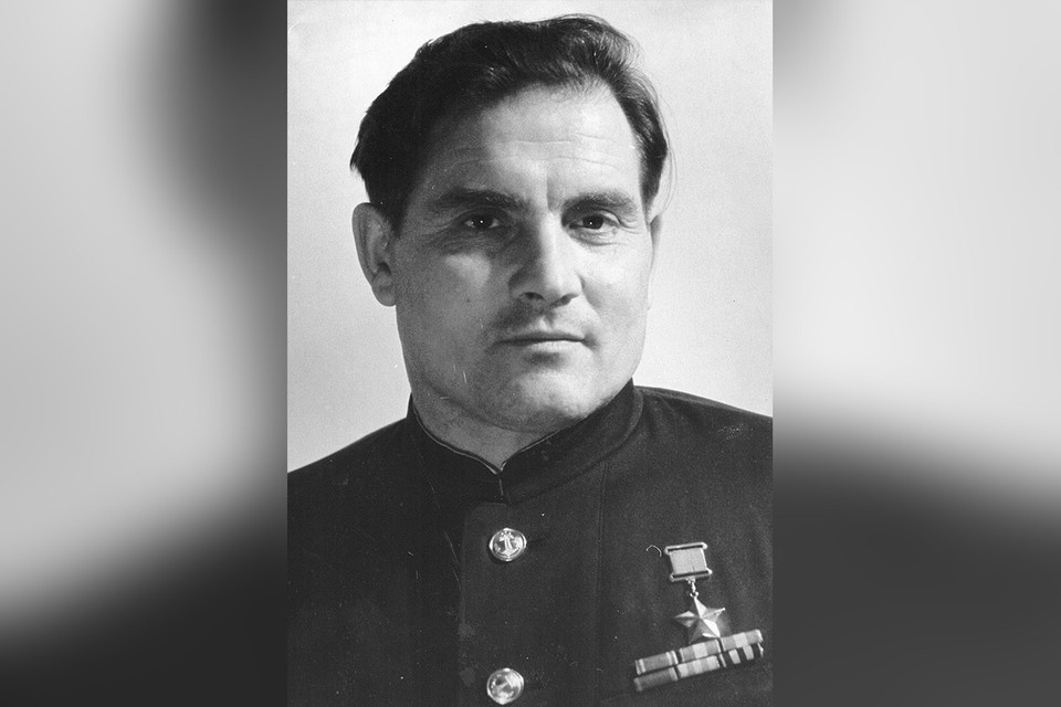    Летчик Михаил Девятаев с товарищами угнали немецкий бомбардировщик и, пролетев на нем 300 километров сквозь линию фронта, добрались до своих. ru.wikipedia.org