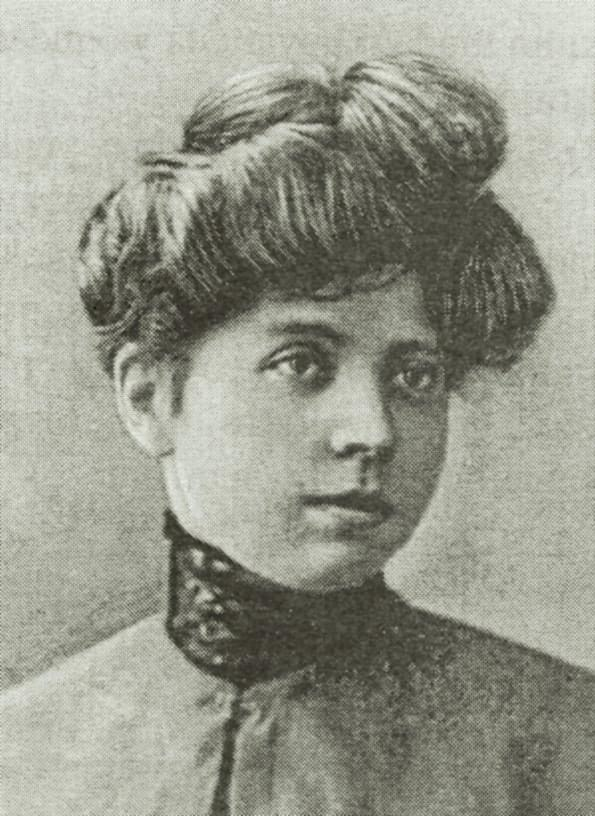 Хадича Алибекова тоже была медиком по образованию, но в дореволюционное время получила большую известность как редактор женского журнала "Ишыг" (1911-1912 гг. издавался в Баку)