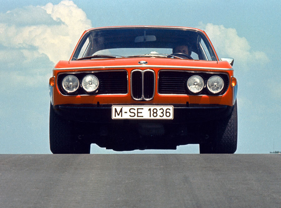 BMW 3.0 CSL — спортивный купе, выпускавшийся с 1971 по 1975 год. Легкий, мощный и с уникальным дизайном, он стал иконой гоночного автоспорта и символом BMW.
BMW 3.0 CSL — спортивный купе, выпускавшийся с 1971 по 1975 год. Легкий, мощный и с уникальным дизайном, он стал иконой гоночного автоспорта и символом BMW.
