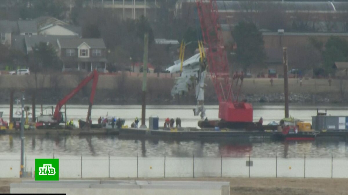    Обломки самолета начали поднимать из реки Потомак