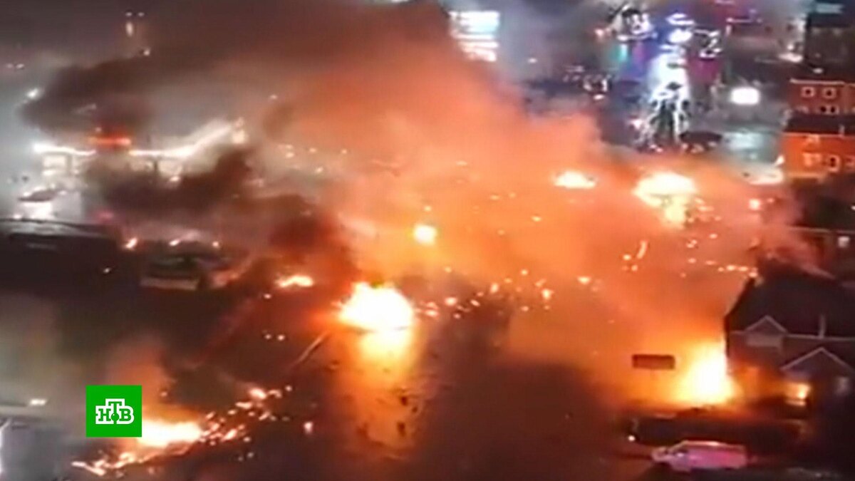    Небольшой самолет упал на жилой массив в Филадельфии