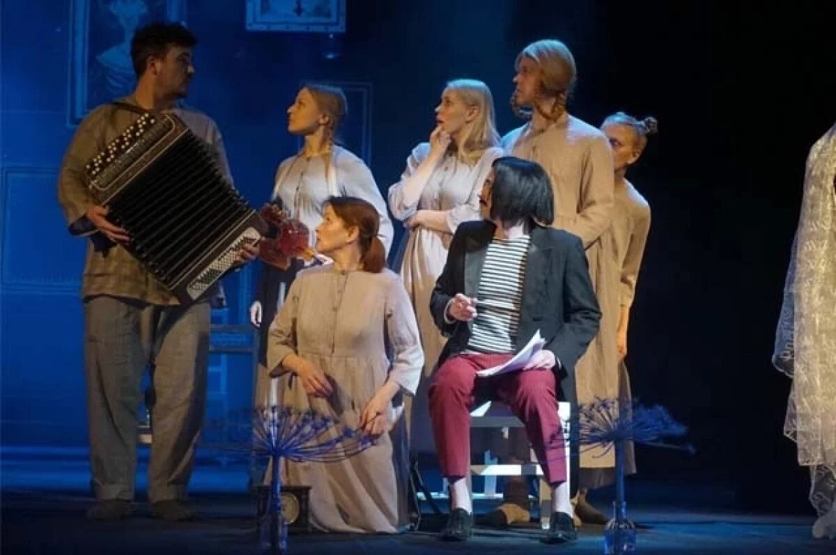    В спектакле «Кококкез» Артём Радостев сыграл молчаливую девушку Явдоху.